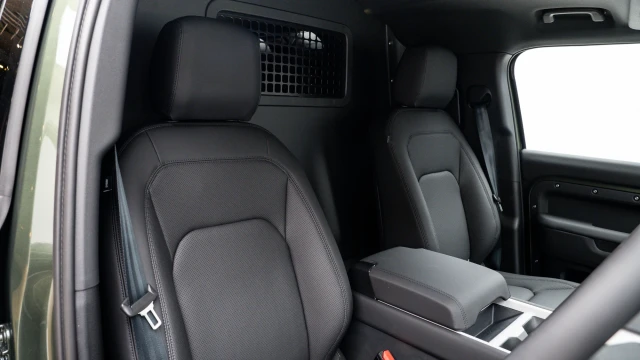 Land Rover Defender Image 6