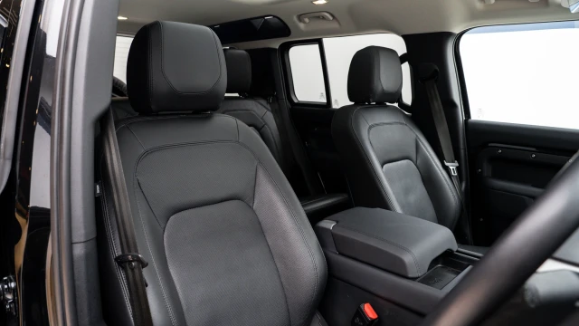 Land Rover Defender Image 6