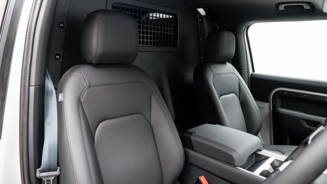 Land Rover Defender Image 6