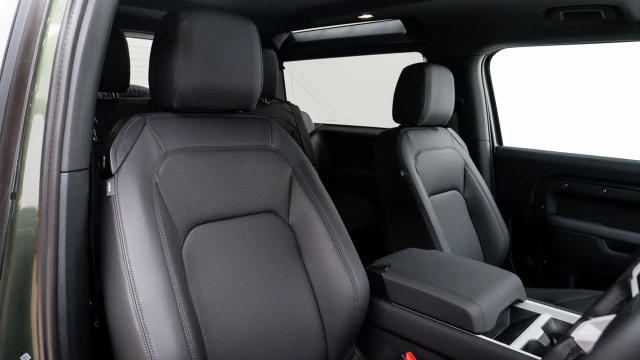 Land Rover Defender Image 6