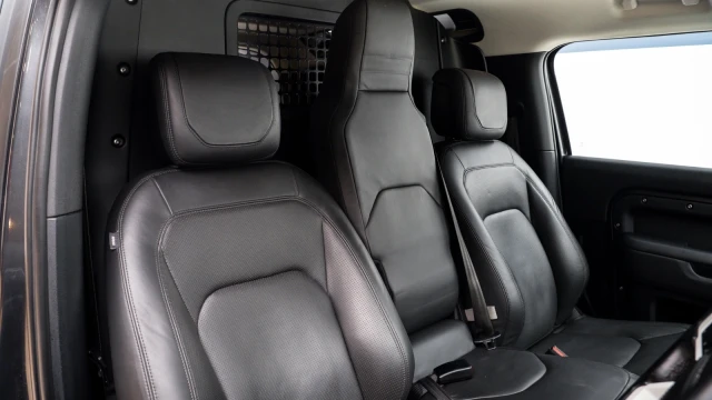 Land Rover Defender Image 6