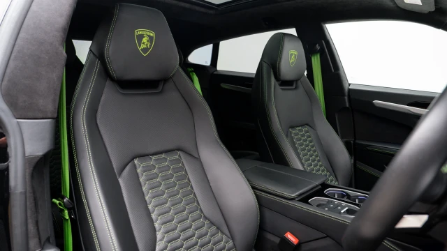 Lamborghini Urus Image 6