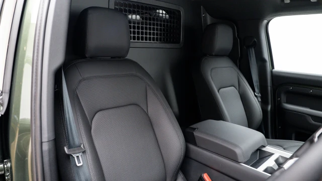 Land Rover Defender Image 6