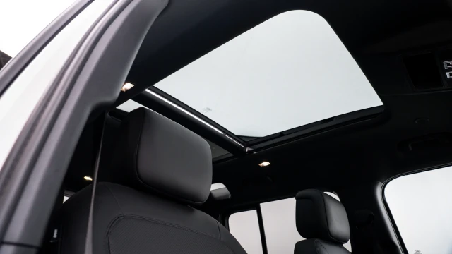 Land Rover Defender Image 7