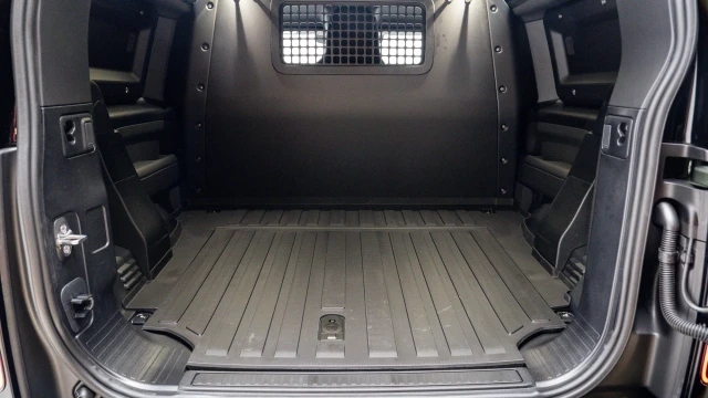 Land Rover Defender Image 7