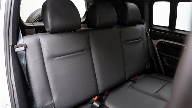Land Rover Defender Image 7