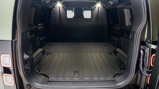 Land Rover Defender Image 7