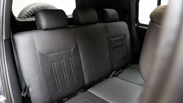 Land Rover Defender Image 7