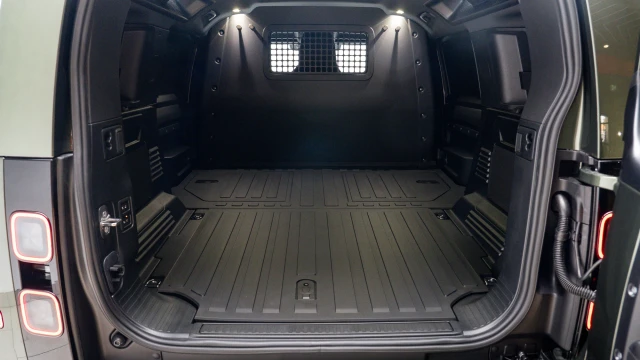 Land Rover Defender Image 7