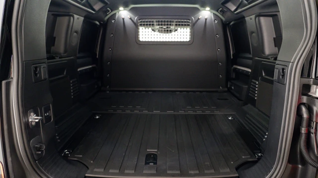 Land Rover Defender Image 7