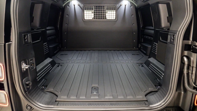 Land Rover Defender Image 7