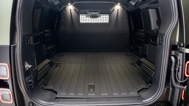Land Rover Defender Image 7