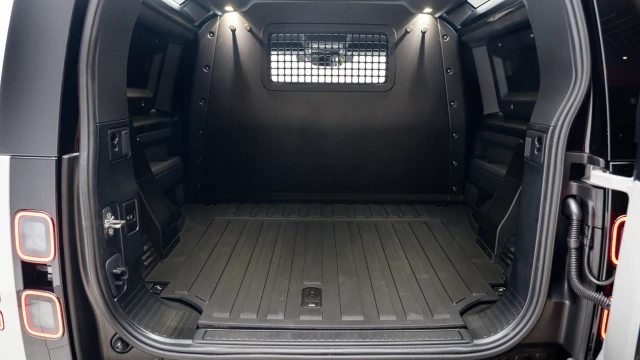Land Rover Defender Image 7