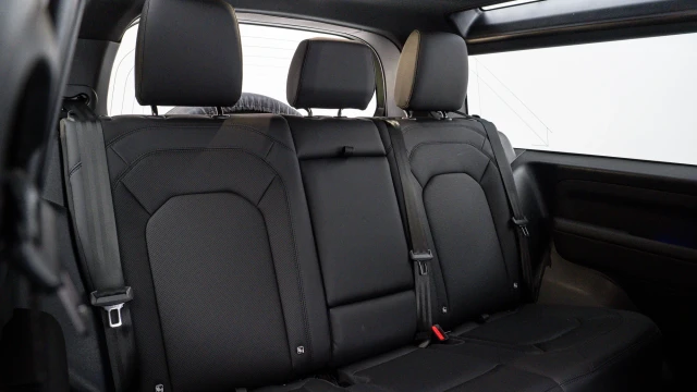 Land Rover Defender Image 7