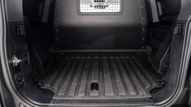 Land Rover Defender Image 7