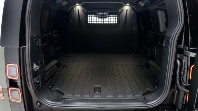 Land Rover Defender Image 7