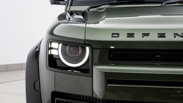 Land Rover Defender Image 8
