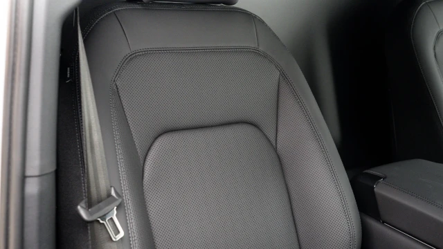 Land Rover Defender Image 8