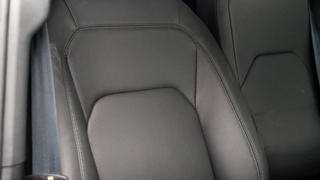 Land Rover Defender Image 8