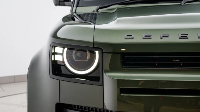 Land Rover Defender Image 8