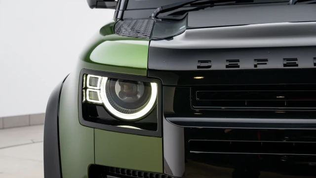 Land Rover Defender Image 8