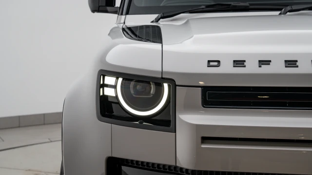 Land Rover Defender Image 8