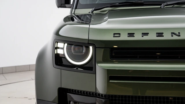 Land Rover Defender Image 8