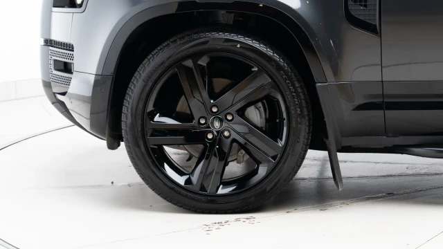 Land Rover Defender Image 8