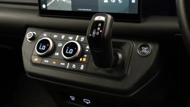 Land Rover Defender Image 7