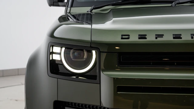 Land Rover Defender Image 8