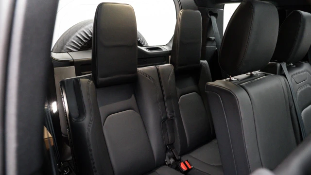 Land Rover Defender Image 8