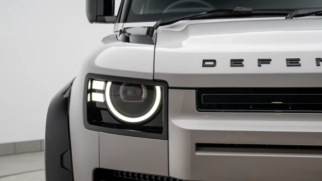 Land Rover Defender Image 5