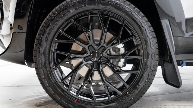 Land Rover Defender Image 8