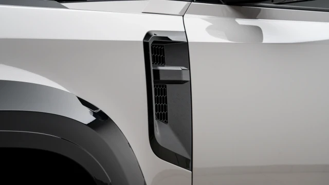 Land Rover Defender Image 7