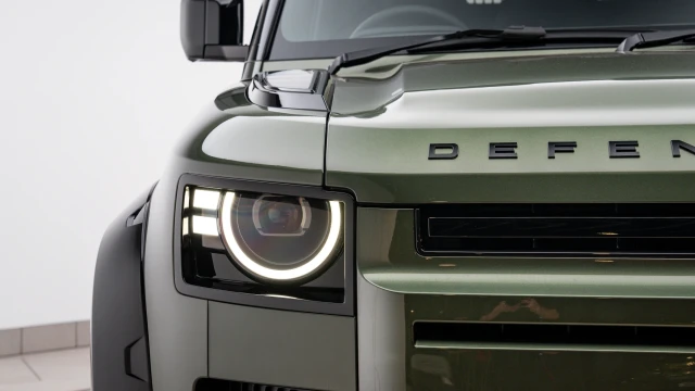 Land Rover Defender Image 8