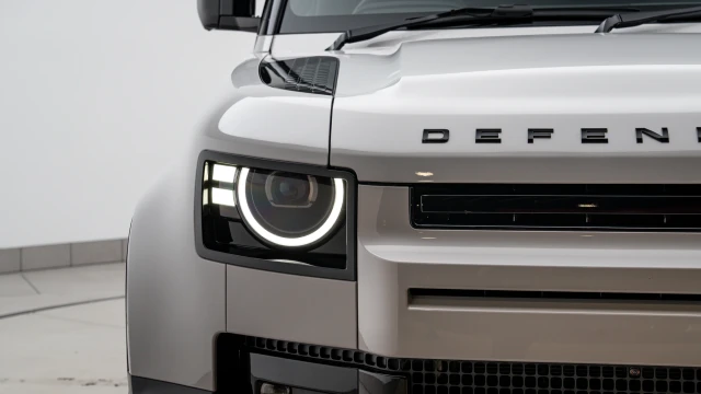 Land Rover Defender Image 8