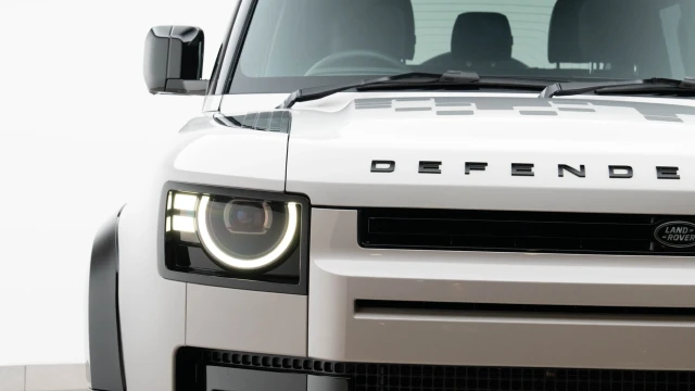 Land Rover Defender Image 5