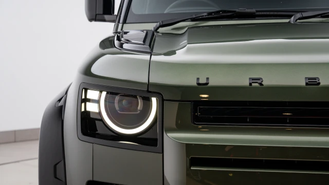 Land Rover Defender Image 8