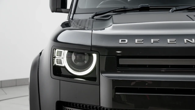 Land Rover Defender Image 8