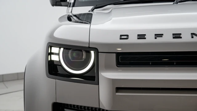 Land Rover Defender Image 8