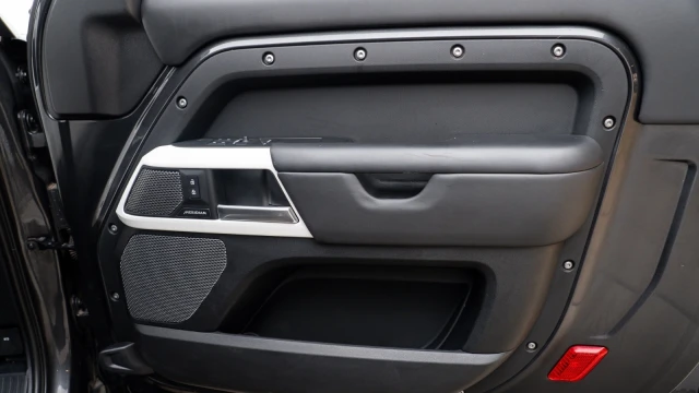 Land Rover Defender Image 8