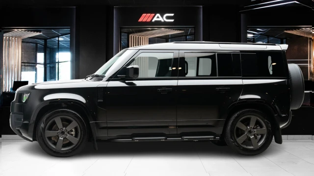 Land Rover Defender Image 4