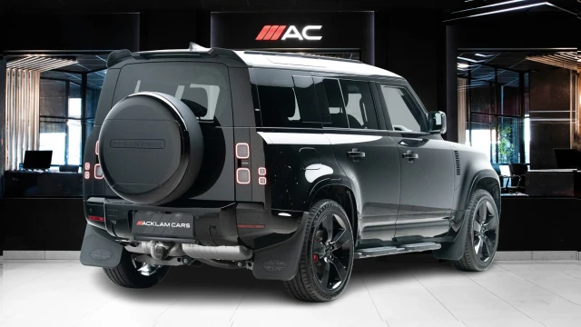 Land Rover Defender Image 4