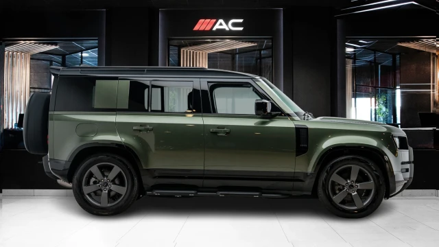 Land Rover Defender Image 3
