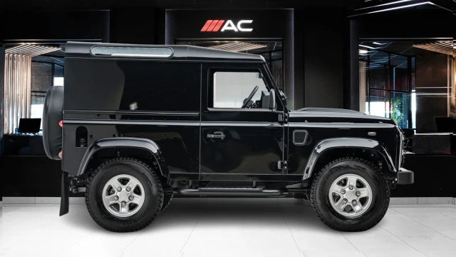 Land Rover Defender Image 3