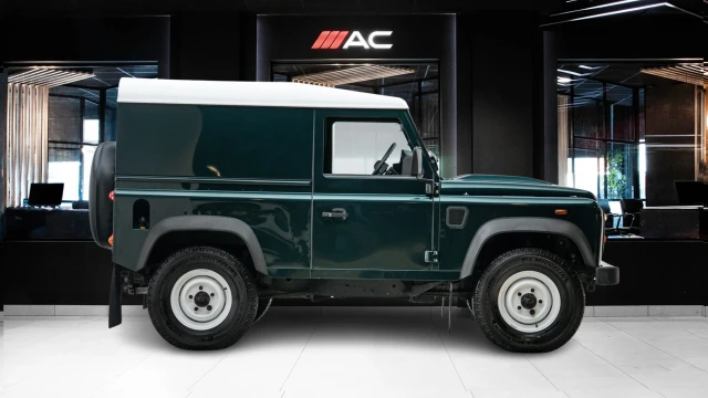 Land Rover Defender Image 3