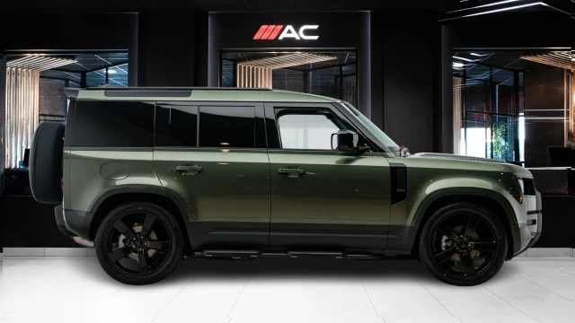 Land Rover Defender Image 3