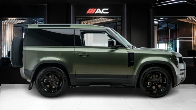 Land Rover Defender Image 3