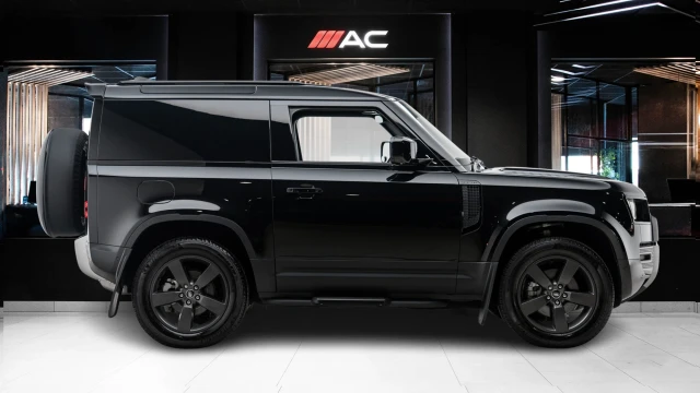 Land Rover Defender Image 3