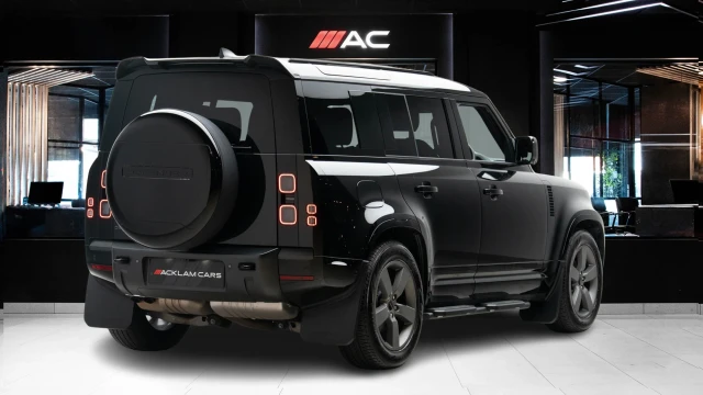 Land Rover Defender Image 5